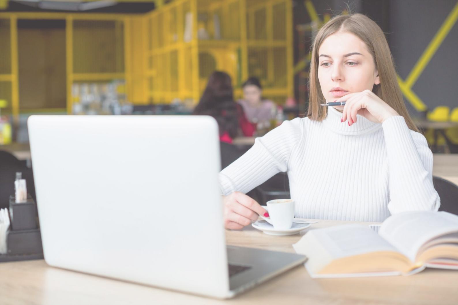 Estudiantes trabajando en análisis SEO